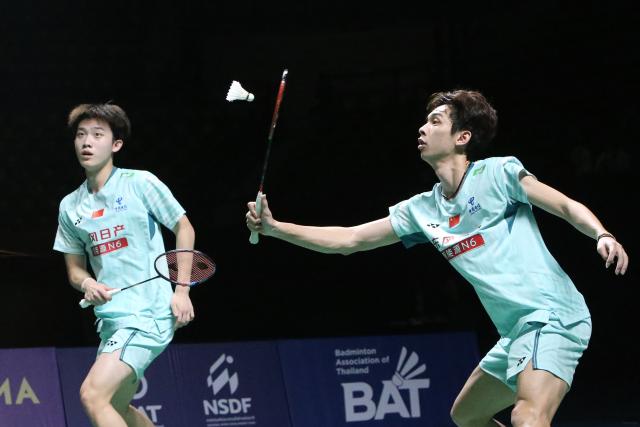 (260131) -- BANGKOK, Jan. 31, 2026 (Xinhua) -- Hu Keyuan/Lin Xiangyi (R) compete during the men's doubles semifinal match between Hu Keyuan/Lin Xiangyi of China and Raymond Indra/Nikolaus Joaquin of Indonesia at the Thailand Masters 2026 badminton tournament in Bangkok, Thailand, Jan. 31, 2026. (Xinhua/Rachen Sageamsak)