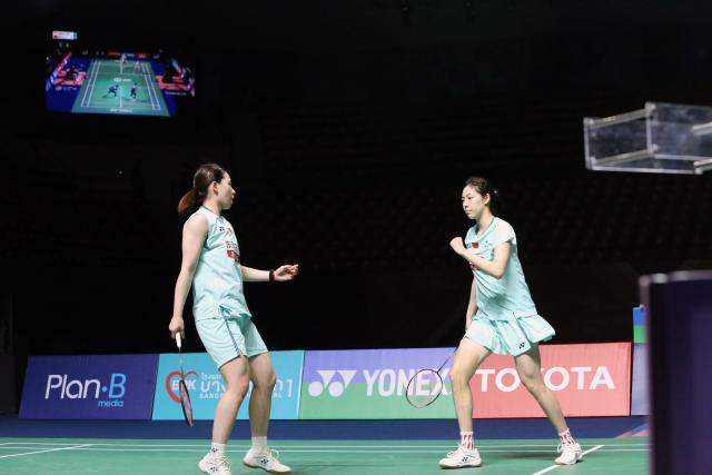 (260131) -- BANGKOK, Jan. 31, 2026 (Xinhua) -- Bao Lijing (R)/Li Yijing celebrate scoring during the women's doubles semifinal match between Bao Lijing/Li Yijing of China and Meilysa Trias Puspitasari/Febriana Dwipuji Kusuma of Indonesia at the Thailand Masters 2026 badminton tournament in Bangkok, Thailand, Jan. 31, 2026. (Xinhua/Rachen Sageamsak)