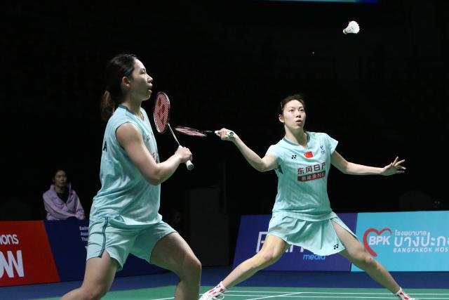 (260131) -- BANGKOK, Jan. 31, 2026 (Xinhua) -- Bao Lijing (R)/Li Yijing compete during the women's doubles semifinal match between Bao Lijing/Li Yijing of China and Meilysa Trias Puspitasari/Febriana Dwipuji Kusuma of Indonesia at the Thailand Masters 2026 badminton tournament in Bangkok, Thailand, Jan. 31, 2026. (Xinhua/Rachen Sageamsak)