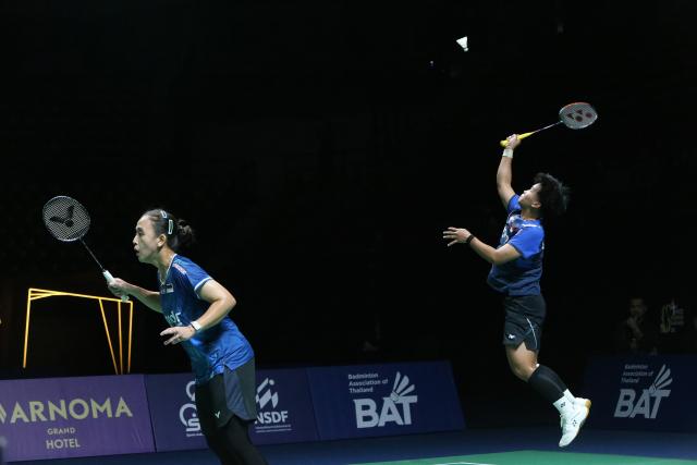 (260131) -- BANGKOK, Jan. 31, 2026 (Xinhua) -- Meilysa Trias Puspitasari (R)/Febriana Dwipuji Kusuma compete during the women's doubles semifinal match between Bao Lijing/Li Yijing of China and Meilysa Trias Puspitasari/Febriana Dwipuji Kusuma of Indonesia at the Thailand Masters 2026 badminton tournament in Bangkok, Thailand, Jan. 31, 2026. (Xinhua/Rachen Sageamsak)