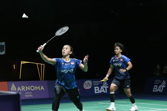 (260131) -- BANGKOK, Jan. 31, 2026 (Xinhua) -- Meilysa Trias Puspitasari/Febriana Dwipuji Kusuma (L) compete during the women's doubles semifinal match between Bao Lijing/Li Yijing of China and Meilysa Trias Puspitasari/Febriana Dwipuji Kusuma of Indonesia at the Thailand Masters 2026 badminton tournament in Bangkok, Thailand, Jan. 31, 2026. (Xinhua/Rachen Sageamsak)