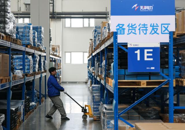 (260131) -- TIANJIN, Jan. 31, 2026 (Xinhua) -- A staff member places finished products at the warehouse of Tianze Electric Power (Tianjin) Co., Ltd. in the Beijing-Tianjin Zhongguancun Tech Town, in Tianjin, north China, Jan. 30, 2026.
  As a key cooperation platform for Beijing and Tianjin to jointly implement the national strategy for the coordinated development of Beijing-Tianjin-Hebei region, the Beijing-Tianjin Zhongguancun Tech Town has registered a total of 2,060 entities of various types, realizing a combined annual production value of 1.873 billion yuan, or about 271 million U.S. dollars in 2025, a year-on-year growth of 15.62 percent. (Xinhua/Sun Fanyue)