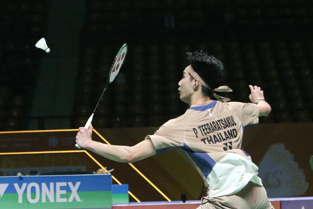 (260131) -- BANGKOK, Jan. 31, 2026 (Xinhua) -- Panitchaphon Teeraratsakul hits a return during the men's singles semifinal match between Zhu Xuanchen of China and Panitchaphon Teeraratsakul of Thailand at the Thailand Masters 2026 badminton tournament in Bangkok, Thailand, Jan. 31, 2026. (Xinhua/Rachen Sageamsak)
