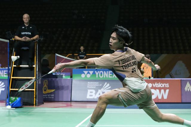 (260131) -- BANGKOK, Jan. 31, 2026 (Xinhua) -- Panitchaphon Teeraratsakul hits a return during the men's singles semifinal match between Zhu Xuanchen of China and Panitchaphon Teeraratsakul of Thailand at the Thailand Masters 2026 badminton tournament in Bangkok, Thailand, Jan. 31, 2026. (Xinhua/Rachen Sageamsak)