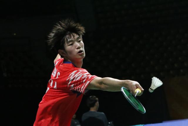 (260131) -- BANGKOK, Jan. 31, 2026 (Xinhua) -- Zhu Xuanchen hits a return during the men's singles semifinal match between Zhu Xuanchen of China and Panitchaphon Teeraratsakul of Thailand at the Thailand Masters 2026 badminton tournament in Bangkok, Thailand, Jan. 31, 2026. (Xinhua/Rachen Sageamsak)