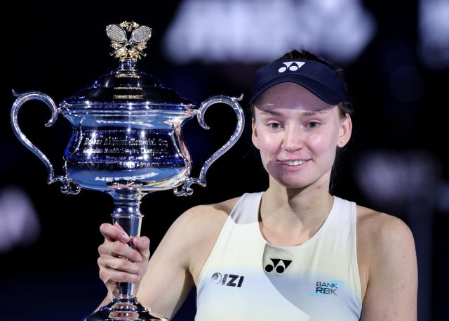 (260131) -- MELBOURNE, Jan. 31, 2026 (Xinhua) -- Elena Rybakina poses with the trophy during the awarding ceremony after the women's singles final between Elena Rybakina of Kazakhstan and Aryna Sabalenka of Belarus at the Australian Open tennis tournament in Melbourne, Australia, Jan. 31, 2026. (Xinhua/Ma Ping)
