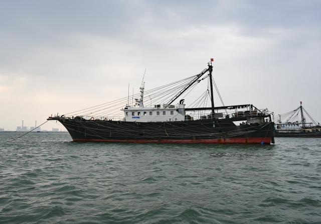 (260131) -- MAOMING, Jan. 31, 2026 (Xinhua) -- The fishing vessel of Huang Ningbo and his brother Huang Ninglang is seen anchoring near the Bohe port in Maoming, south China's Guangdong Province, Jan. 28, 2026. As dawn breaks, the Bohe port in Maoming, south China's Guangdong Province, is already a bustling scene. Captain Huang Ningbo and his brother Huang Ninglang steer their fishing vessel, leading the crew to the sea for fishing operations.
   Each fishing expedition is a battle against the sea for freshness. After the procedures of setting nets, hauling them in, sorting the catches, and returning to port, Huang and the crew deliver their freshly harvested seafood to the Bohe port in the early hours of the next morning for market selling. (Xinhua/Xiao Ennan)