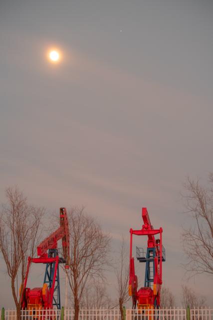 (260131) -- HARBIN, Jan. 31, 2026 (Xinhua) -- This photo taken on Jan. 31, 2026 shows a conjunction of Jupiter and the waxing gibbous moon over the sky of Daqing City, northeast China's Heilongjiang Province. A conjunction of Jupiter and the waxing gibbous moon appeared over the sky on Saturday. (Photo by Liu Wei/Xinhua)
