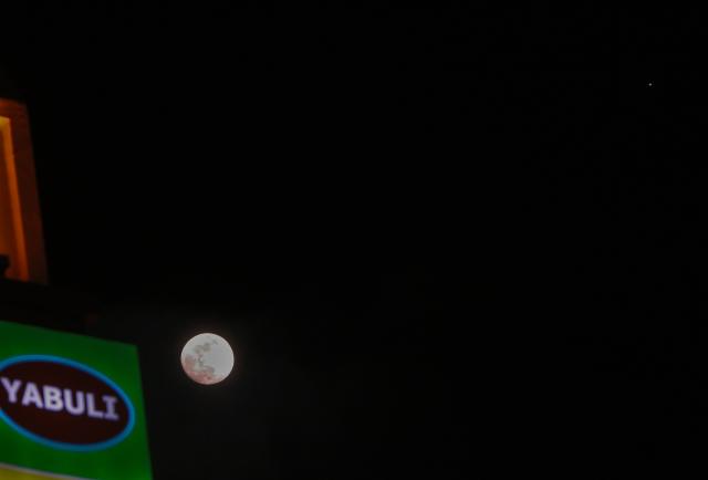 (260131) -- HARBIN, Jan. 31, 2026 (Xinhua) -- This photo taken on Jan. 31, 2026 shows a conjunction of Jupiter and the waxing gibbous moon over the sky of Yabuli Ski Resort, northeast China's Heilongjiang Province. A conjunction of Jupiter and the waxing gibbous moon appeared over the sky on Saturday. (Photo by Zeng Dong/Xinhua)