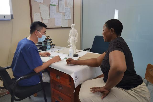 (260131) -- WINDHOEK, Jan. 31, 2026 (Xinhua) -- Dr. Huang Qin (L), head of the 16th batch of the China Medical Team in Namibia, diagnoses a patient at the Chinese acupuncture clinic at Katutura Intermediate Hospital in Windhoek, Namibia, on Jan. 28, 2026. The Chinese Acupuncture Clinic is combining acupuncture with traditional Chinese exercise methods to help improve the health of local residents.
   TO GO WITH "Feature: Needles and Qigong: Chinese medical team brings holistic healing to Namibia" (Photo by Ndalimpinga Iita/Xinhua)