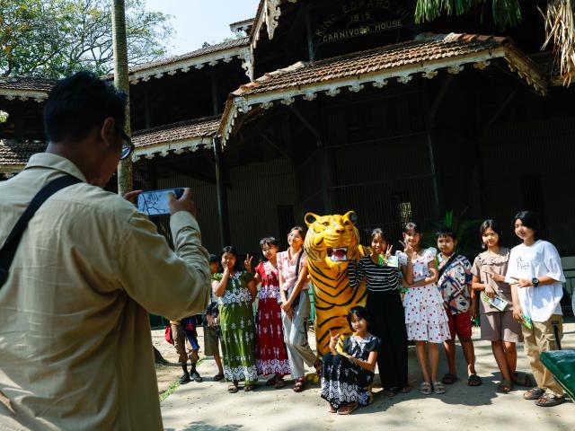 (260131) -- YANGON, Jan. 31, 2026 (Xinhua) -- People pose for photos at the Yangon Zoological Gardens in Yangon, Myanmar, Jan. 31, 2026. The Yangon Zoological Gardens, the oldest zoo in Myanmar, celebrated its 120th anniversary on Saturday. (Xinhua/Myo Kyaw Soe)