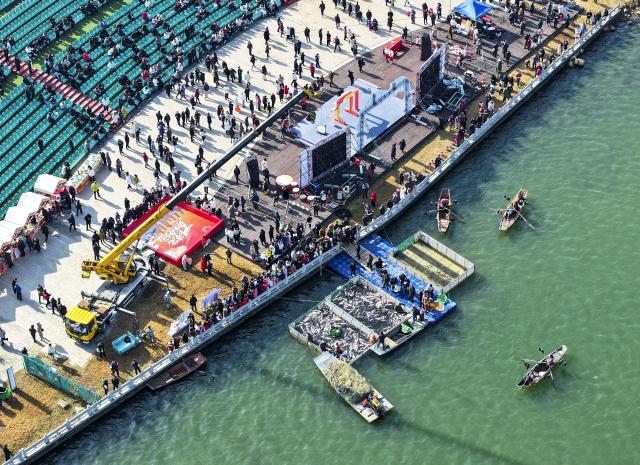 (260131) -- TAIZHOU, Jan. 31, 2026 (Xinhua) -- A drone photo shows fishermen fishing during a winter fishing event in Taizhou, east China's Jiangsu Province, Jan. 31, 2026. (Photo by Gu Jihong/Xinhua)