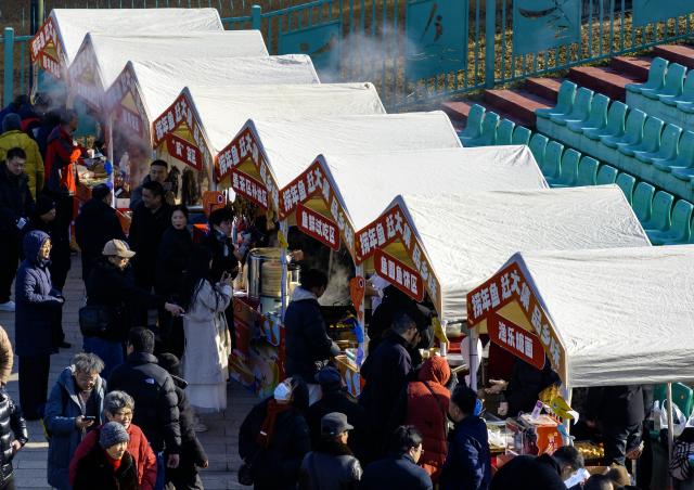(260131) -- TAIZHOU, Jan. 31, 2026 (Xinhua) -- A drone photo shows people visiting a fish market during a winter fishing event in Taizhou, east China's Jiangsu Province, Jan. 31, 2026. (Photo by Tang Dehong/Xinhua)