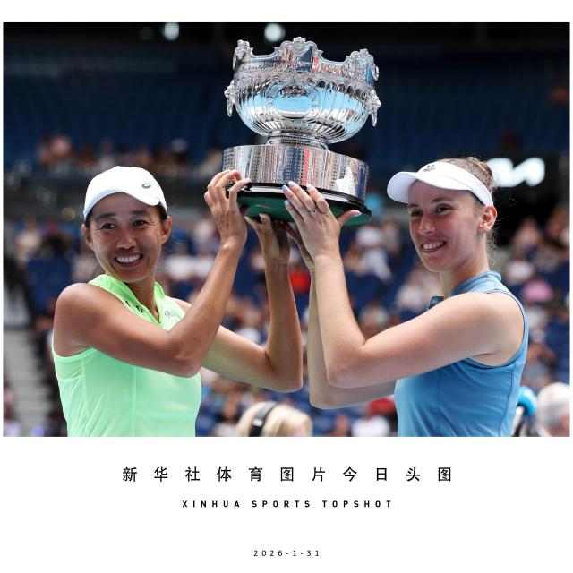 (260131) -- BEIJING, Jan. 31, 2026 (Xinhua) -- Zhang Shuai (L)/Elise Mertens hold the trophy during the awarding ceremony for the women's doubles final match between Zhang Shuai (China)/Elise Mertens (Belgium) and Anna Danilina (Kazakhstan)/Aleksandra Krunic (Serbia) at the Australian Open tennis tournament in Melbourne, Australia, Jan. 31, 2026. (Xinhua/Ma Ping)
