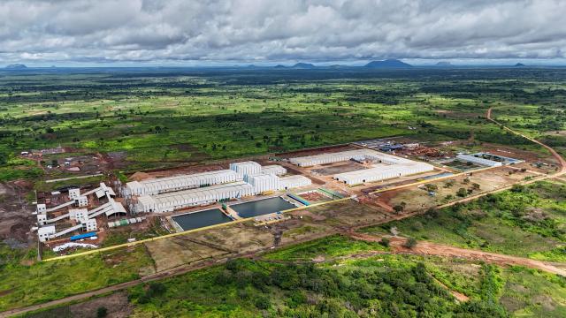 (260131) -- NIASSA, Jan. 31, 2026 (Xinhua) -- A drone photo taken on Jan. 31, 2026 shows a Chinese-built graphite processing plant in Nipepe District, Niassa Province, Mozambique. A graphite processing plant invested in and built by a Chinese-funded enterprise was inaugurated on Friday in the Nipepe district of Niassa Province in northern Mozambique.
   TO GO WITH "Mozambique inaugurates Chinese-built graphite plant; President Chapo hails value addition" (Xinhua/Liu Jie)