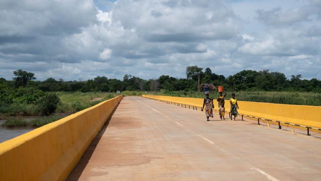(260131) -- NIASSA, Jan. 31, 2026 (Xinhua) -- People walk on a bridge across the Lurio River, built by the Chinese company Jinan Yuxiao Group, in Nipepe District, Niassa Province, Mozambique, Jan. 31, 2026. A graphite processing plant invested in and built by a Chinese-funded enterprise was inaugurated on Friday in the Nipepe district of Niassa Province in northern Mozambique.
   TO GO WITH "Mozambique inaugurates Chinese-built graphite plant; President Chapo hails value addition" (Xinhua/Liu Jie)