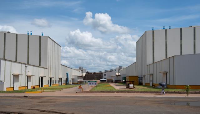 (260131) -- NIASSA, Jan. 31, 2026 (Xinhua) -- This photo taken on Jan. 31, 2026 shows a Chinese-built graphite processing plant in Nipepe District, Niassa Province, Mozambique. A graphite processing plant invested in and built by a Chinese-funded enterprise was inaugurated on Friday in the Nipepe district of Niassa Province in northern Mozambique.
   TO GO WITH "Mozambique inaugurates Chinese-built graphite plant; President Chapo hails value addition" (Xinhua/Liu Jie)