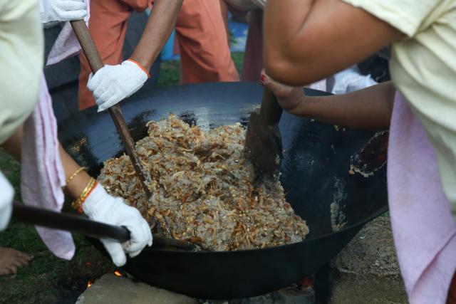 (260201) -- YANGON, Feb. 1, 2026 (Xinhua) -- People participate in a Htamane-making competition at the Shwedagon Pagoda in Yangon, Myanmar, Jan. 31, 2026.
  Htamane, the festival's signature dish, is made from glutinous rice, sesame seeds, peanuts, coconut slices, and ginger. TO GO WITH "Feature: Myanmar's traditional Htamane festival fosters unity, brings community together" (Xinhua/Myo Kyaw Soe)