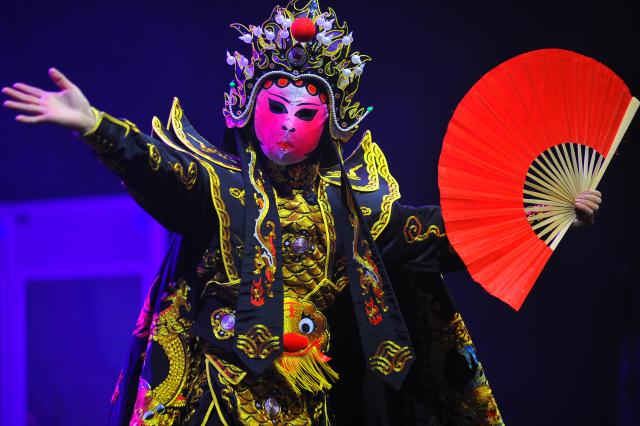 (260201) -- TUNIS, Feb. 1, 2026 (Xinhua) -- An artist stages a face-changing performance during a cultural event celebrating the upcoming Chinese New Year in Tunis, Tunisia, Jan. 31, 2026. Kicking off here on Saturday, the two-day event is themed on the Chinese New Year and the ancient Silk Road. (Photo by Adel Ezzine/Xinhua)