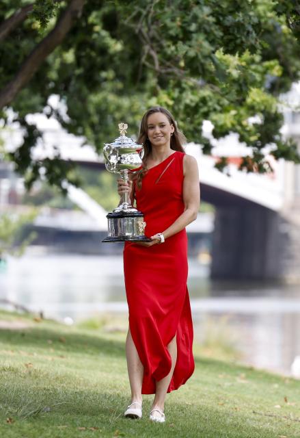 (260201) -- MELBOURNE, Feb. 1, 2026 (Xinhua) -- Elena Rybakina of Kazakhstan poses with the trophy during the Australian Open winner photo shoot near Yarra River, Melbourne, Australia, Feb. 1, 2026. (Xinhua/Ma Ping)