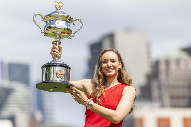 (260201) -- MELBOURNE, Feb. 1, 2026 (Xinhua) -- Elena Rybakina of Kazakhstan poses with the trophy during the Australian Open winner photo shoot near Yarra River, Melbourne, Australia, Feb. 1, 2026. (Photo by Hu Jingchen/Xinhua)