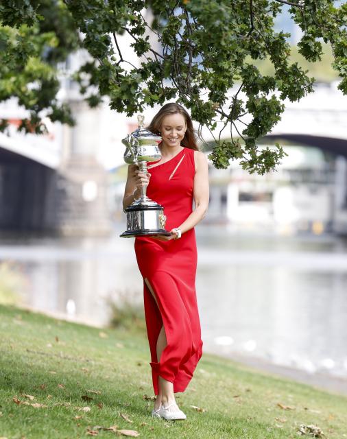 (260201) -- MELBOURNE, Feb. 1, 2026 (Xinhua) -- Elena Rybakina of Kazakhstan poses with the trophy during the Australian Open winner photo shoot near Yarra River, Melbourne, Australia, Feb. 1, 2026. (Xinhua/Ma Ping)