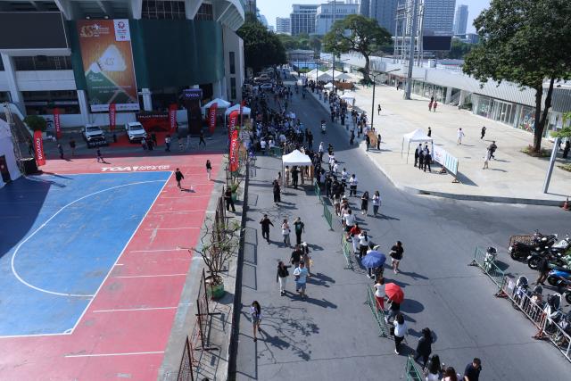 (260201) -- BANGKOK, Feb. 1, 2026 (Xinhua) -- Voters line up to cast their ballots at a polling station during an early voting for Thailand's House of Representatives election at the National Stadium in Bangkok, Thailand, on Feb. 1, 2026. Early voting for Thailand's House of Representatives election started at 8 a.m. local time on Sunday, with more than 2 million eligible voters unable to cast their ballots on the official polling day of Feb. 8 participating in the process. (Xinhua/Sun Weitong)