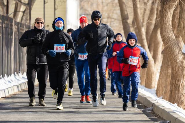 (260201) -- VLADIVOSTOK, Feb. 1, 2026 (Xinhua) -- People participate in a running race during an ice and snow festival in Vladivostok, Russia, on Jan. 31, 2026. (Photo by Andrey Matveenko/Xinhua)