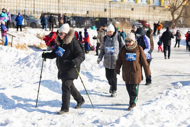(260201) -- VLADIVOSTOK, Feb. 1, 2026 (Xinhua) -- People participate in a walking competition during an ice and snow festival in Vladivostok, Russia, on Jan. 31, 2026. (Photo by Andrey Matveenko/Xinhua)