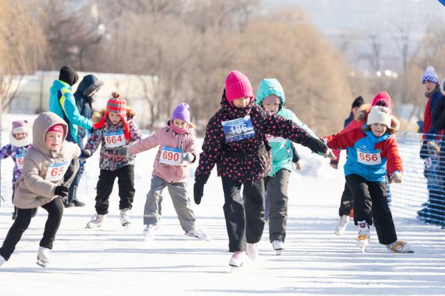 (260201) -- VLADIVOSTOK, Feb. 1, 2026 (Xinhua) -- Children participate in an ice skating competition during an ice and snow festival in Vladivostok, Russia, on Jan. 31, 2026. (Photo by Andrey Matveenko/Xinhua)