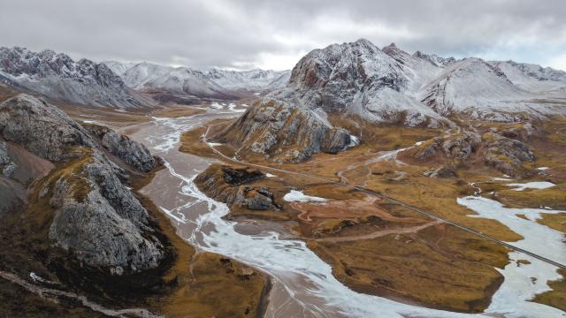 (260201) -- YUSHU, Feb. 1, 2026 (Xinhua) -- An aerial drone photo taken on Jan. 30, 2026 shows a winter view in Zadoi County of Yushu Tibetan Autonomous Prefecture, northwest China's Qinghai Province. (Xinhua/Qi Zhiyue)