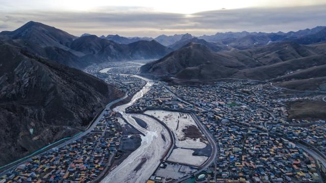 (260201) -- YUSHU, Feb. 1, 2026 (Xinhua) -- An aerial drone photo taken on Jan. 30, 2026 shows a winter view in Zadoi County of Yushu Tibetan Autonomous Prefecture, northwest China's Qinghai Province. (Xinhua/Qi Zhiyue)