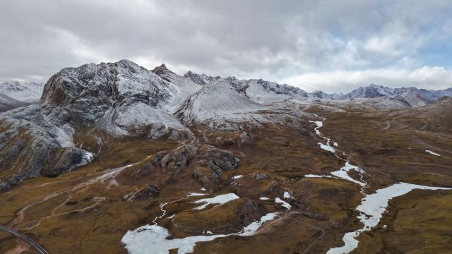 (260201) -- YUSHU, Feb. 1, 2026 (Xinhua) -- An aerial drone photo taken on Jan. 30, 2026 shows a winter view in Zadoi County of Yushu Tibetan Autonomous Prefecture, northwest China's Qinghai Province. (Xinhua/Qi Zhiyue)