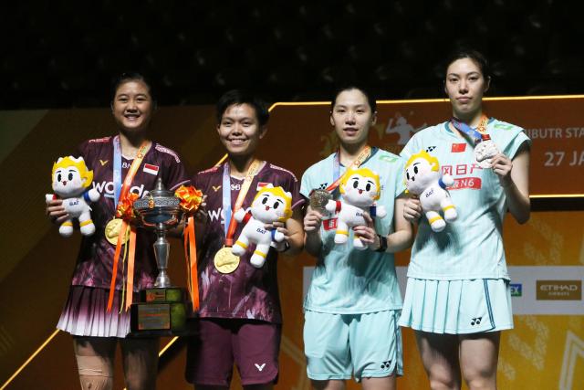 (260201) -- BANGKOK, Feb. 1, 2026 (Xinhua) -- Gold medalists Amallia Cahaya Pratiwi (1st L)/Siti Fadia Silva Ramadhanti and silver medalists Bao Lijing (1st R)/Li Yijing (2nd R) pose during the awarding ceremony after the women's doubles final match between Bao Lijing/Li Yijing of China and Amallia Cahaya Pratiwi/Siti Fadia Silva Ramadhanti of Indonesia at the Thailand Masters 2026 badminton tournament in Bangkok, Thailand, Feb. 1, 2026. (Xinhua/Rachen Sageamsak)
