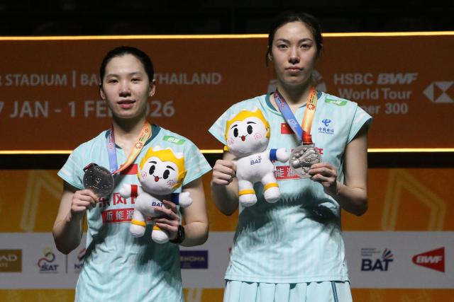 (260201) -- BANGKOK, Feb. 1, 2026 (Xinhua) -- Silver medalists Bao Lijing/Li Yijing (L) pose during the awarding ceremony after the women's doubles final match between Bao Lijing/Li Yijing of China and Amallia Cahaya Pratiwi/Siti Fadia Silva Ramadhanti of Indonesia at the Thailand Masters 2026 badminton tournament in Bangkok, Thailand, Feb. 1, 2026. (Xinhua/Rachen Sageamsak)