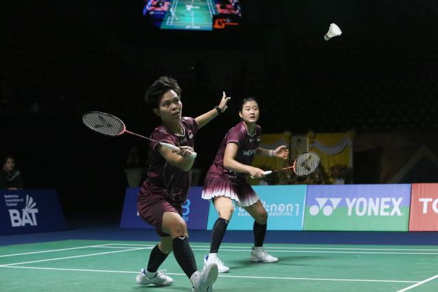 (260201) -- BANGKOK, Feb. 1, 2026 (Xinhua) -- Amallia Cahaya Pratiwi/Siti Fadia Silva Ramadhanti (L) compete during the women's doubles final match between Bao Lijing/Li Yijing of China and Amallia Cahaya Pratiwi/Siti Fadia Silva Ramadhanti of Indonesia at the Thailand Masters 2026 badminton tournament in Bangkok, Thailand, Feb. 1, 2026. (Xinhua/Rachen Sageamsak)