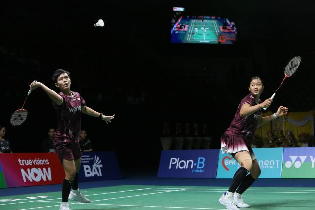 (260201) -- BANGKOK, Feb. 1, 2026 (Xinhua) -- Amallia Cahaya Pratiwi/Siti Fadia Silva Ramadhanti (L) compete during the women's doubles final match between Bao Lijing/Li Yijing of China and Amallia Cahaya Pratiwi/Siti Fadia Silva Ramadhanti of Indonesia at the Thailand Masters 2026 badminton tournament in Bangkok, Thailand, Feb. 1, 2026. (Xinhua/Rachen Sageamsak)