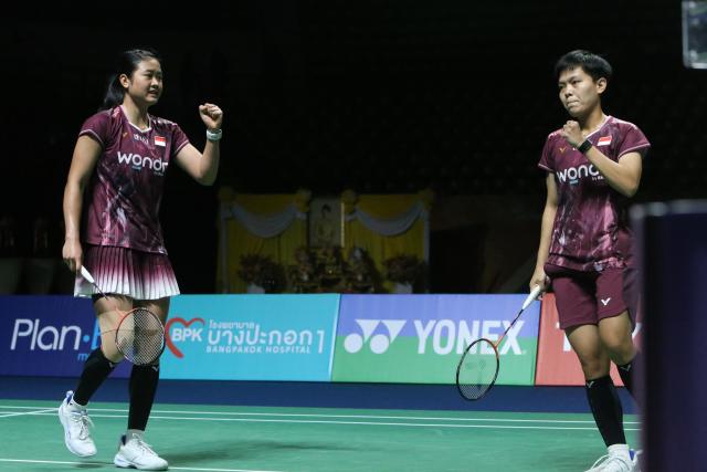 (260201) -- BANGKOK, Feb. 1, 2026 (Xinhua) -- Amallia Cahaya Pratiwi (L)/Siti Fadia Silva Ramadhanti react during the women's doubles final match between Bao Lijing/Li Yijing of China and Amallia Cahaya Pratiwi/Siti Fadia Silva Ramadhanti of Indonesia at the Thailand Masters 2026 badminton tournament in Bangkok, Thailand, Feb. 1, 2026. (Xinhua/Rachen Sageamsak)