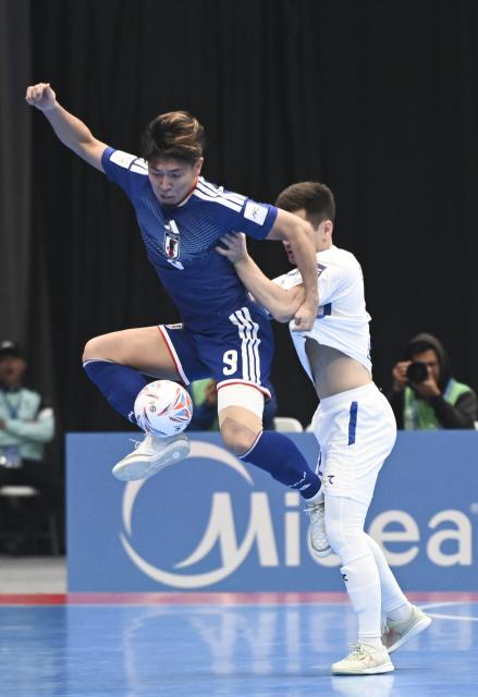 (260201) -- JAKARTA, Feb. 1, 2026 (Xinhua) -- Takehiro Motoishi (Top L) of Japan vies with Uzbekistan player during the group C match between Japan and Uzbekistan at the AFC Futsal Asian Cup 2026 in The Indonesia Arena stadium, Jakarta, Indonesia, Feb. 1, 2026. (Xinhua/Zulkarnain)