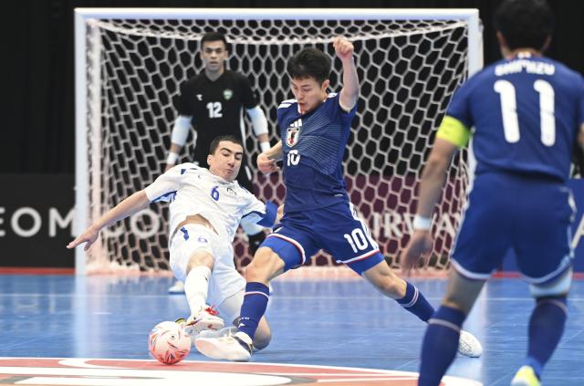 (260201) -- JAKARTA, Feb. 1, 2026 (Xinhua) -- Shunta Uchida (2nd R) of Japan vies with Ilkhomjon Khamroev of Uzbekistan during the group C match between Japan and Uzbekistan at the AFC Futsal Asian Cup 2026 in the Indonesia Arena stadium, Jakarta, Indonesia, Feb. 1, 2026. (Xinhua/Zulkarnain)