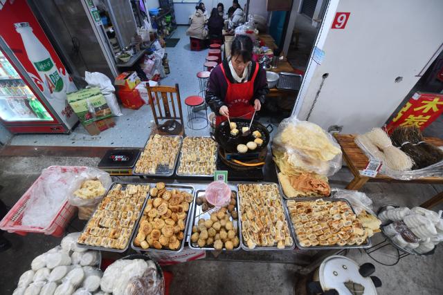 (260201) -- LIUZHOU, Feb. 1, 2026 (Xinhua) -- A vendor prepares snacks at a street market at Baipeng Town of Liujiang District in Liuzhou City, south China's Guangxi Zhuang Autonomous Region, Jan. 13, 2026. In recent years, Liujiang District has relied on its thriving rural industries, vibrant agricultural economy and convenient urban transportation network to upgrade and transform local rural markets in a bid to stimulate their vitality.
   Those dynamic markets have promoted the integration of local agriculture, culture and tourism, increasing jobs and incomes for locals and helping contribute to rural revitalization. (Xinhua/Huang Xiaobang)