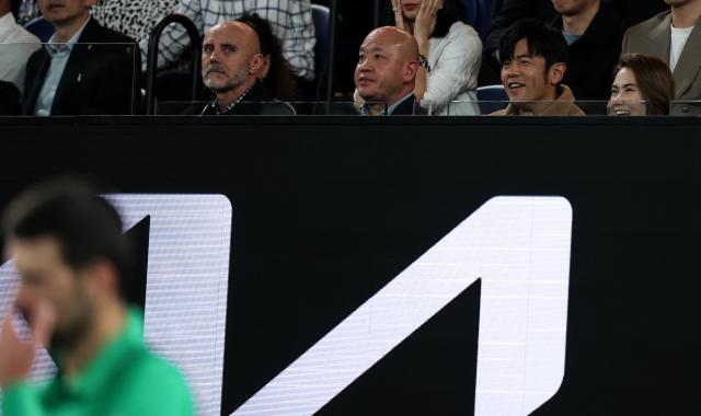 (260201) -- MELBOURNE, Feb. 1, 2026 (Xinhua) -- Chinese pop singer Jay Chou (back 2nd R) is seen during the men's singles final between Carlos Alcaraz of Spain and Novak Djokovic of Serbia at the Australian Open tennis tournament in Melbourne, Australia, Feb. 1, 2026. (Xinhua/Ma Ping)