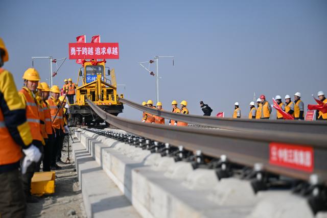 (260201) -- SHIJIAZHUANG, Feb. 1, 2026 (Xinhua) -- Constructors work at the construction site of the Xiong'an-Xinzhou high-speed railway in Baoding, north China's Hebei Province, Feb. 1, 2026. Track-laying operation of the Xiong'an-Xinzhou high-speed railway officially kicked off on Sunday.
   The Xiong'an-Xinzhou high-speed railway is a pivotal section of the Beijing-Kunming high-speed railway that belongs to a greater high-speed rail artery network consisting eight vertical lines and eight horizontal lines in the country. (Xinhua/Mu Yu)