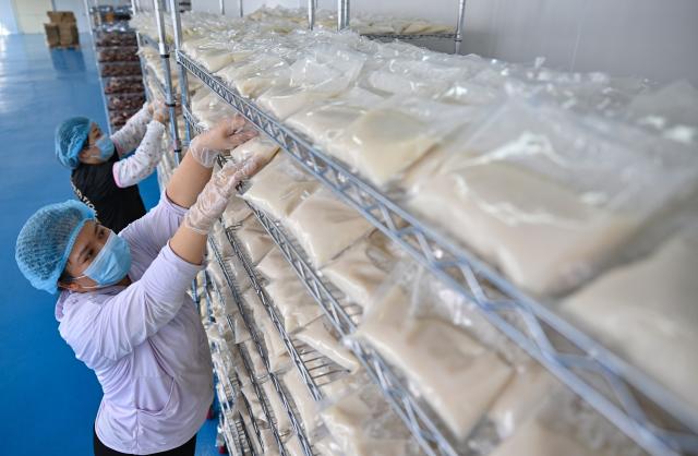 (260201) -- WENCHANG, Feb. 1, 2026 (Xinhua) -- Workers cool down packed zaopo vinegar at a factory in Wenchang City, south China's Hainan Province, Jan. 28, 2026. Zaopo vinegar, a traditional specialty of Puqian Town in Wenchang City, has seen industrial growth in recent years as traditional brewing techniques are combined with modern standardized production, helping promote cultural-tourism integration and increase local income. (Xinhua/Guo Cheng)