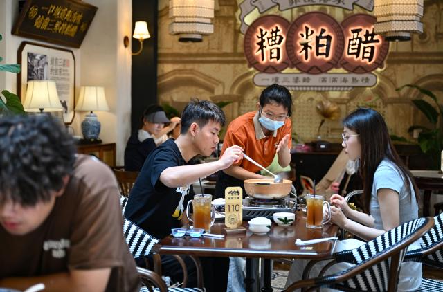 (260201) -- WENCHANG, Feb. 1, 2026 (Xinhua) -- People try zaopo vinegar hotpot at a restaurant in Wenchang City, south China's Hainan Province, Jan. 29, 2026. Zaopo vinegar, a traditional specialty of Puqian Town in Wenchang City, has seen industrial growth in recent years as traditional brewing techniques are combined with modern standardized production, helping promote cultural-tourism integration and increase local income. (Xinhua/Guo Cheng)