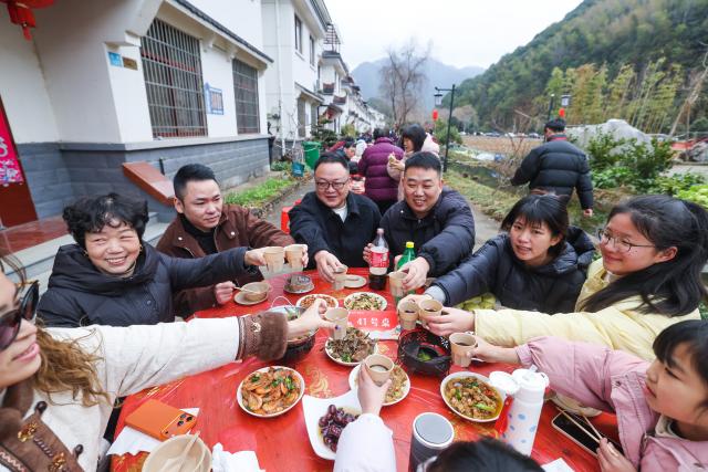 (260201) -- JIANDE, Feb. 1, 2026 (Xinhua) -- Tourists and local residents dine together in Lianhua Township, east China's Zhejiang Province, Feb. 1, 2026. A Spring Festival cultural event was held here with great enthusiasm on Sunday. Local residents and tourists enjoyed the festive market, viewed the local art exhibition, participated in traditional games, and savored local foods. (Xinhua/Xu Yu)