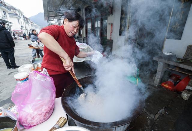 (260201) -- JIANDE, Feb. 1, 2026 (Xinhua) -- A local resident makes local foods in Lianhua Township, east China's Zhejiang Province, Feb. 1, 2026. A Spring Festival cultural event was held here with great enthusiasm on Sunday. Local residents and tourists enjoyed the festive market, viewed the local art exhibition, participated in traditional games, and savored local foods. (Xinhua/Xu Yu)