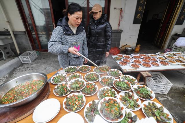 (260201) -- JIANDE, Feb. 1, 2026 (Xinhua) -- Local residents make local foods in Lianhua Township, east China's Zhejiang Province, Feb. 1, 2026. A Spring Festival cultural event was held here with great enthusiasm on Sunday. Local residents and tourists enjoyed the festive market, viewed the local art exhibition, participated in traditional games, and savored local foods. (Xinhua/Xu Yu)