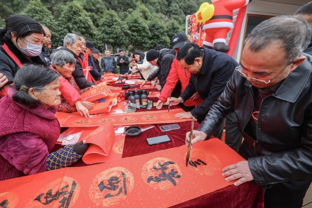 (260201) -- JIANDE, Feb. 1, 2026 (Xinhua) -- People write couplets during a Spring Festival cultural event in Lianhua Township, east China's Zhejiang Province, Feb. 1, 2026. A Spring Festival cultural event was held here with great enthusiasm on Sunday. Local residents and tourists enjoyed the festive market, viewed the local art exhibition, participated in traditional games, and savored local foods. (Xinhua/Xu Yu)