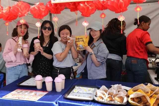 (260201) -- ADDIS ABABA, Feb. 1, 2026 (Xinhua) -- People participate in the 2026 Chinese New Year Bazaar in Addis Ababa, the capital of Ethiopia, on Feb. 1, 2026. The 2026 Chinese New Year Bazaar was held Sunday in Addis Ababa, the capital of Ethiopia, to celebrate the upcoming Spring Festival, or the Chinese New Year.
TO GO WITH "Cultural bazaar held in Ethiopia to celebrate upcoming Chinese New Year" (Xinhua/Geng Xinning)